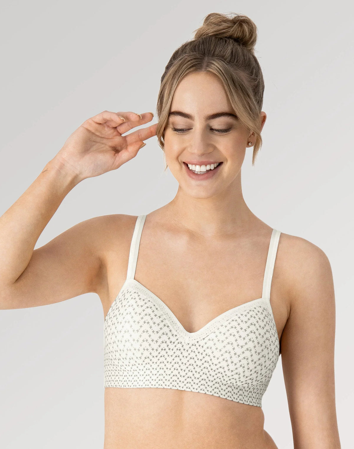 Hanes Foam Evolution Women’s Wireless Bra with SmoothTec Band Main image